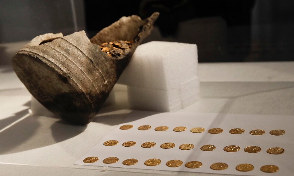 מטבעות זהב נמצאו תיאטרון רומי קומו איטליה (צילום: AP)