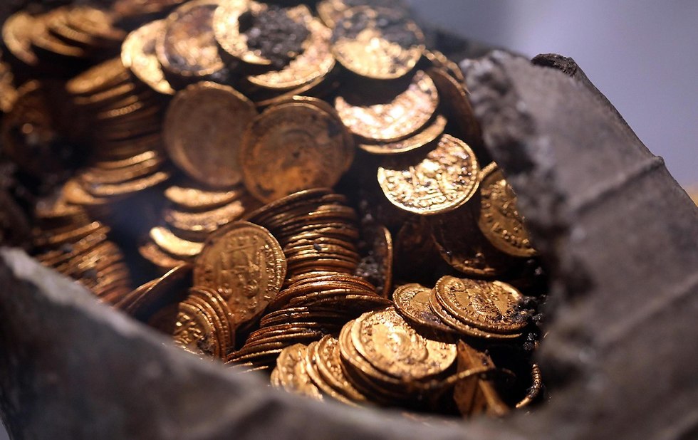מטבעות זהב נמצאו תיאטרון רומי קומו איטליה (צילום: EPA)