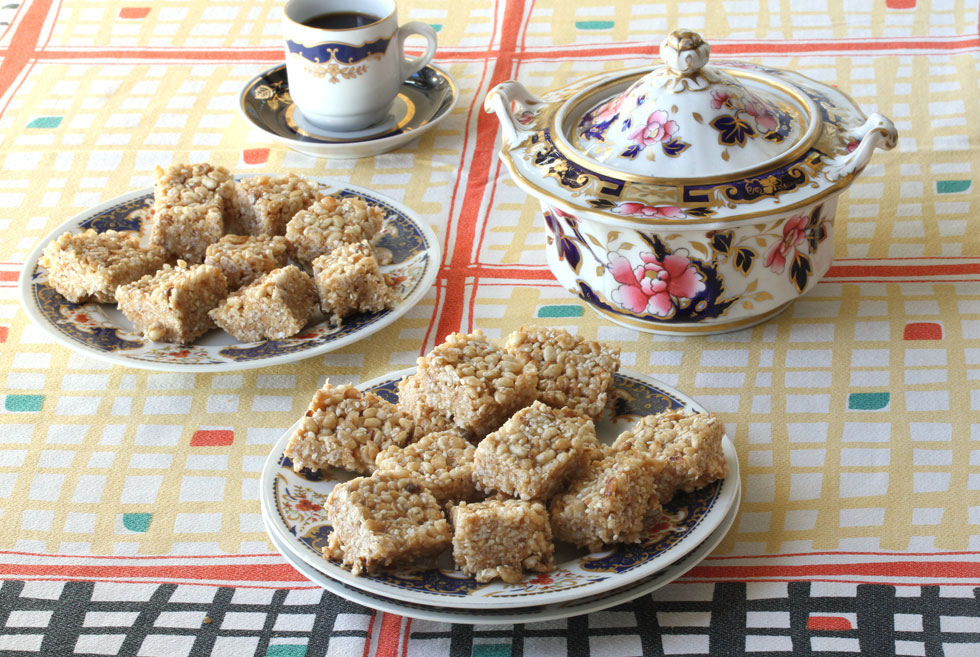 עוגיות דבש עם חלבה, שומשום ופצפוצי אורז (צילום, סגנון והכנה: אסנת לסטר)