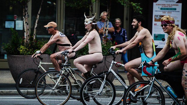 מאות רוכבים רוכבי אופניים עירום ערומים פילדלפיה ארה