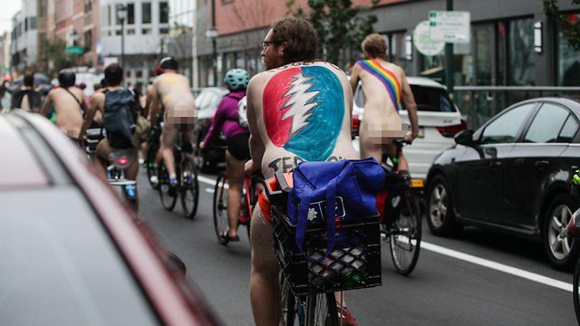 מאות רוכבים רוכבי אופניים עירום ערומים פילדלפיה ארה