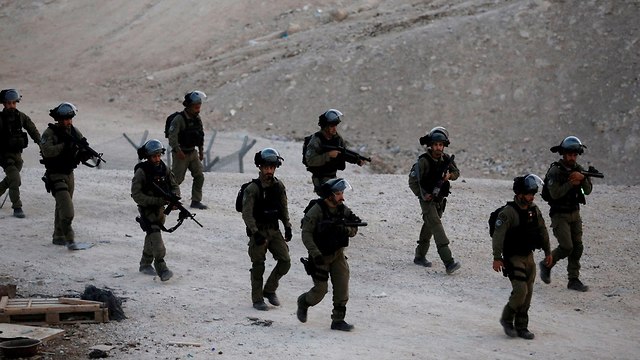 IDF forces in Khan al-Ahmar   (Photo: Reuters)