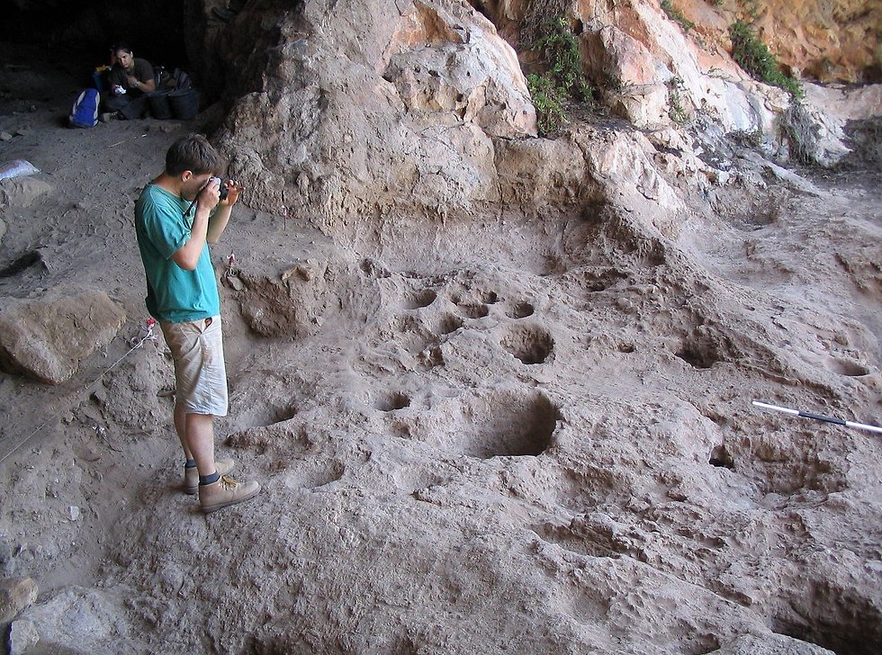 המכתשים שהתגלו במערה (צילום: פרופ' דני נדל)