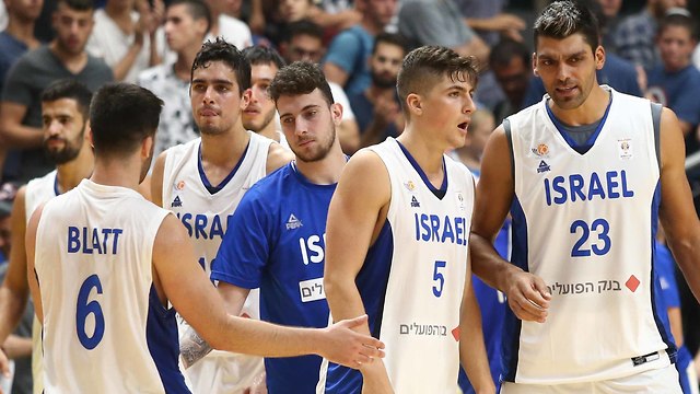 שחקני נבחרת ישראל מאוכזבים (צילום: ראובן שוורץ)