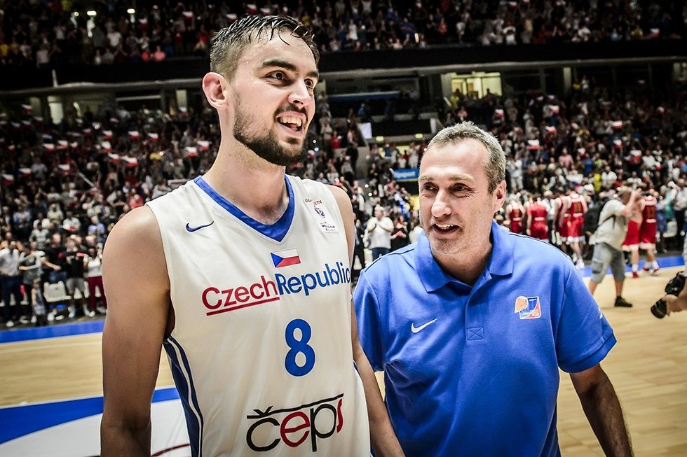 ננו גינזבורג עם תומאש סאטורנסקי (צילום: FIBA.com)