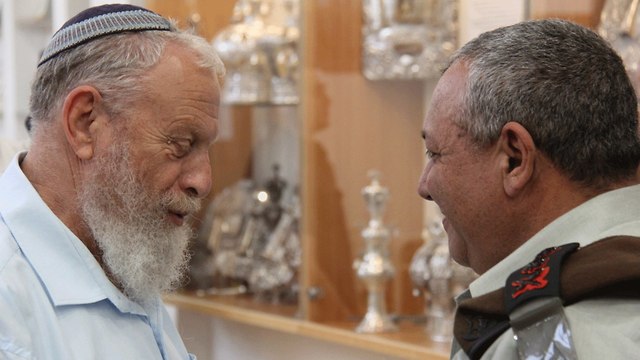 Eisenkot speaks with yeshiva rabbi (Photo: Ido Cohen)