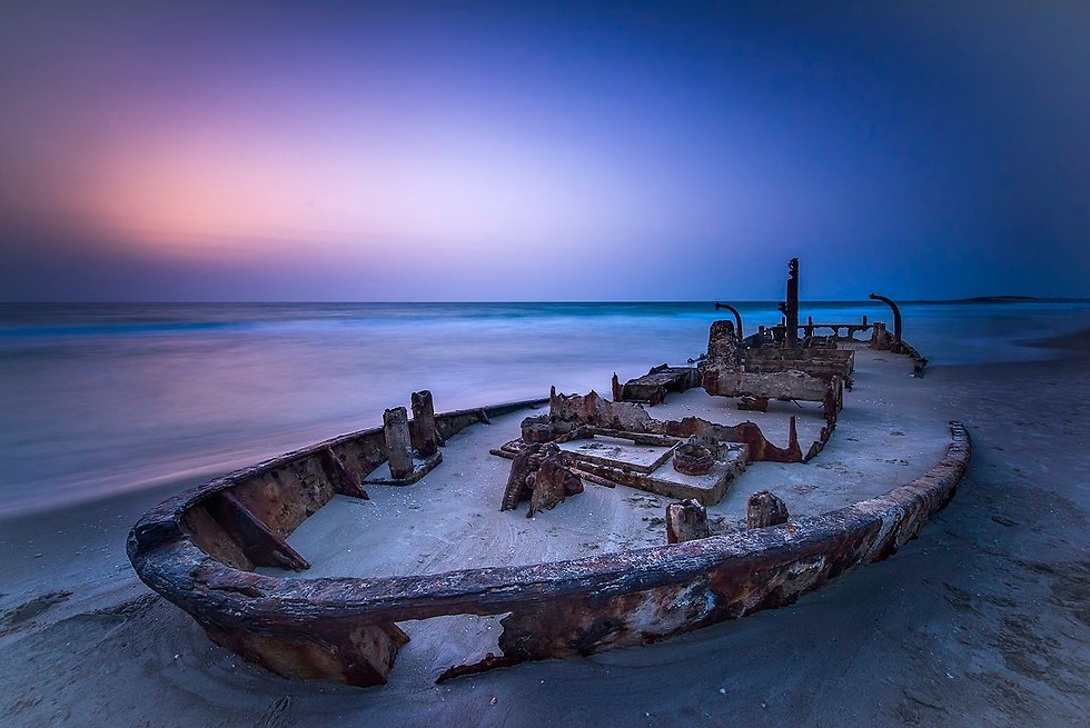 הסירה הטבועה בחוף הבונים (צילום: עידו פאלח)