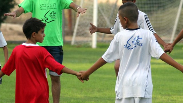 משחק כדורגל בין ילדים ישראלים ופלסטינים (צילום: רועי עידן )