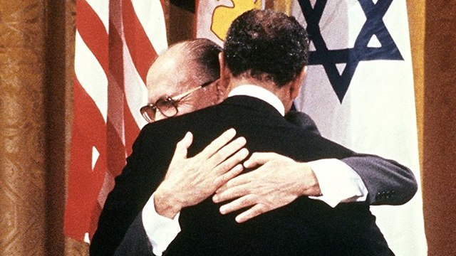 מנחם בגין, אנואר סאדאת וג'ימי קרטר בתימת הסכם השלום בין ישראל למצרים (צילום: AFP)