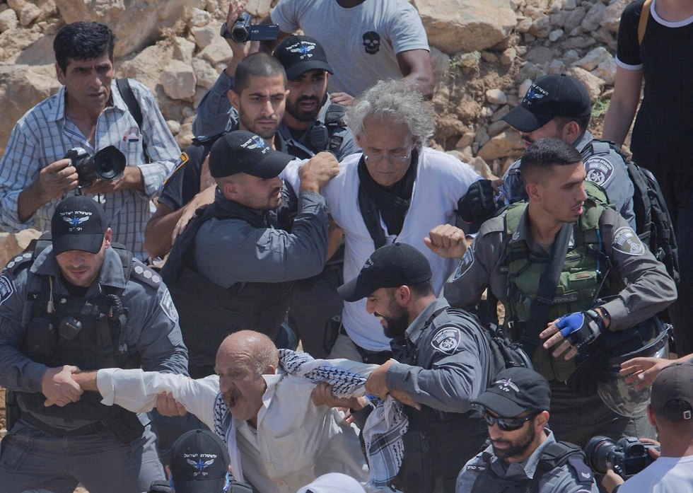 מעצר של הפרופסור פרנק רומנו מהפגנה בחאן אל אחמר (צילום: AP)