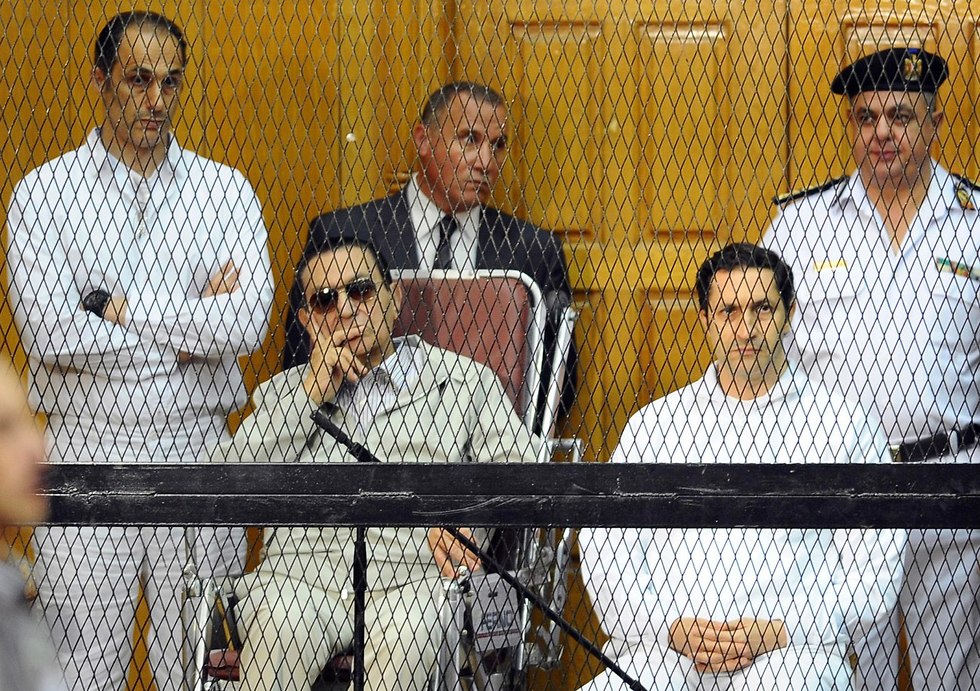 חוסני מובארק עם בניו גמאל ו עלאא בית משפט בקהיר מצרים 2013 (צילום: AP)