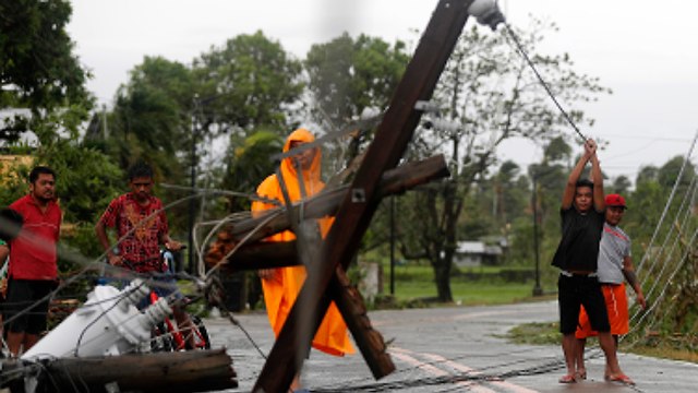 נזקי הסופה בפיליפינים (צילום: EPA)
