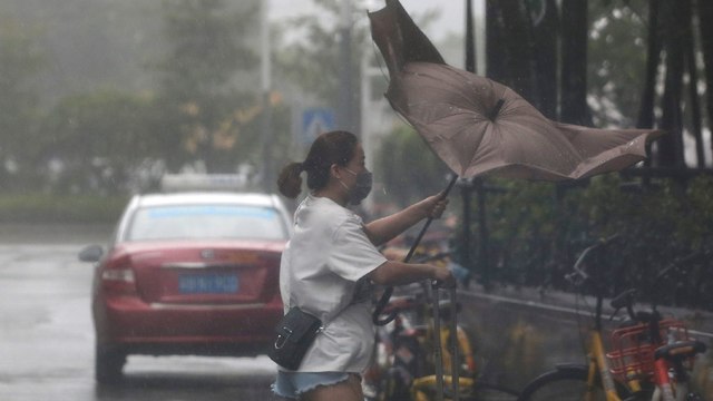 מתחילים להרגיש את הסופה בדרום סין (צילום: רויטרס)