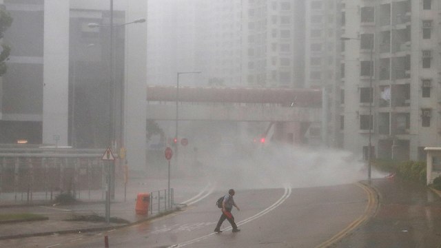 סופה טייפון בהונג קונג (צילום: רויטרס)