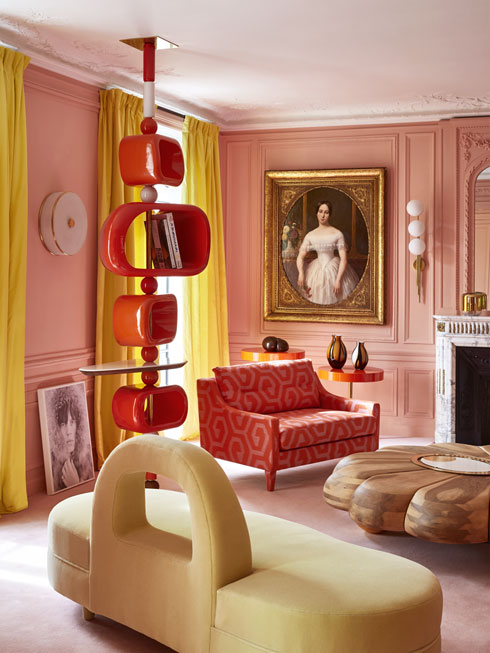 האלמנט הייחודי בדירה הוא ספרייה העץ המפוסלת, שמזכירה מחרוזת (צילום: Rouge Absolu Designed By Geraldine Prieur)
