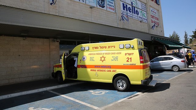 Машина скорой помощи у торгового центра "Харим". Фото: Алекс Коломойский