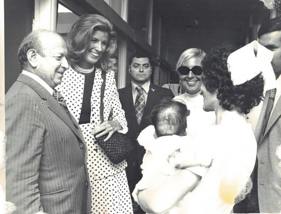 ננסי קיסינג'ר מבקרת במחלקת יולדות בהדסה בתקופת מלחמת יום כיפור משמאל מנכל בית החולים דאז - פרופ קלמן מן (צילום: ארכיון נשות הדסה)
