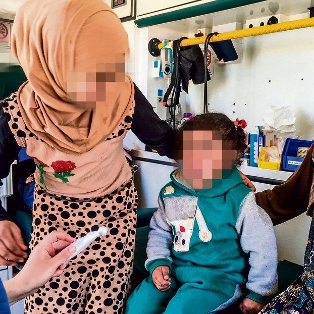 "למרות המלחמה החיים נמשכו, נשים ילדו ילדים". הצוות הרפואי בסוריה עם תינוק ()