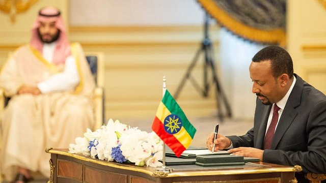 ראש ממשלת אתיופיה אביי אחמד חותם ב סעודיה על הסכם שלום עם אריתריאה (צילום: EPA)