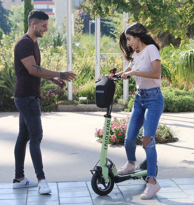 סיבוב אחד ואחת חוזרת אלי (צילום: מוטי לבטון) סיבוב אחד ואחת חוזרת אלי (צילום: מוטי לבטון)