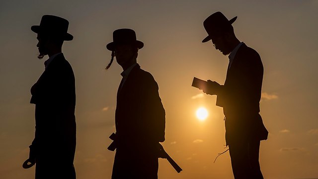 Ultra-Orthodox Jews performing the atonement ritual of tashlich in Herzliya in the run-up to Yom Kippur (Photo: EPA)