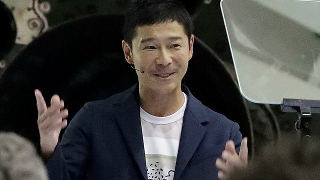 המיליארדר היפני במסיבת העיתונאים (צילום: AP)