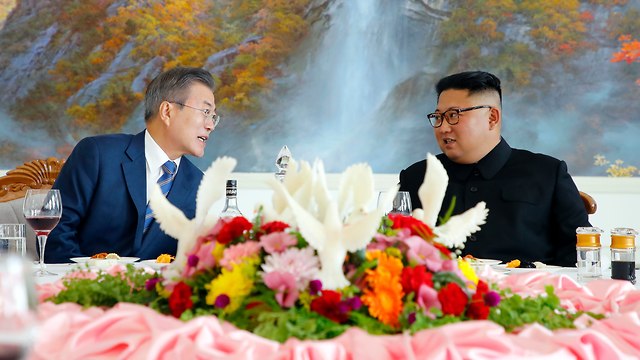 שליט צפון קוריאה קים ג'ונג און ונשיא דרום קוריאה מון ג'ה-אין בפיונגיאנג (צילום: Getty Images )