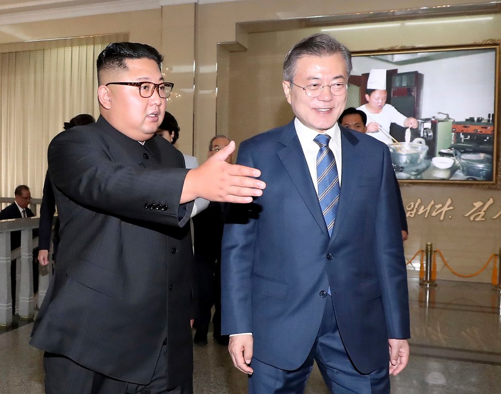 שליט צפון קוריאה קים ג'ונג און ונשיא דרום קוריאה מון ג'ה-אין בפיונגיאנג (צילום: EPA)