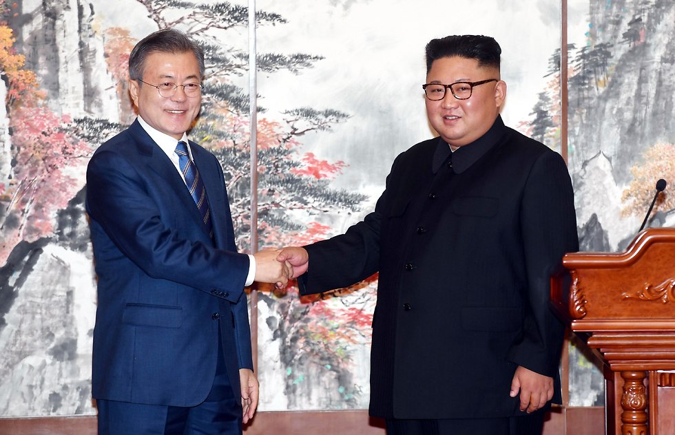 שליט צפון קוריאה קים ג'ונג און ונשיא דרום קוריאה מון ג'ה-אין בפיונגיאנג (צילום: AP)