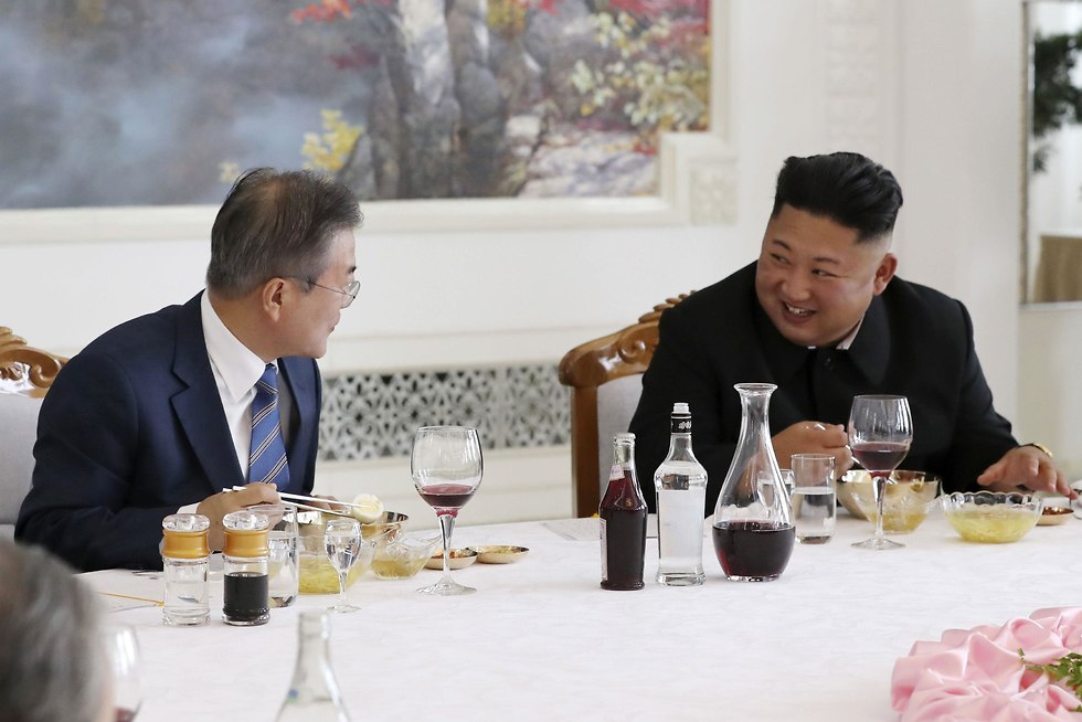 שליט צפון קוריאה קים ג'ונג און ונשיא דרום קוריאה מון ג'ה-אין בפיונגיאנג (צילום: AFP)