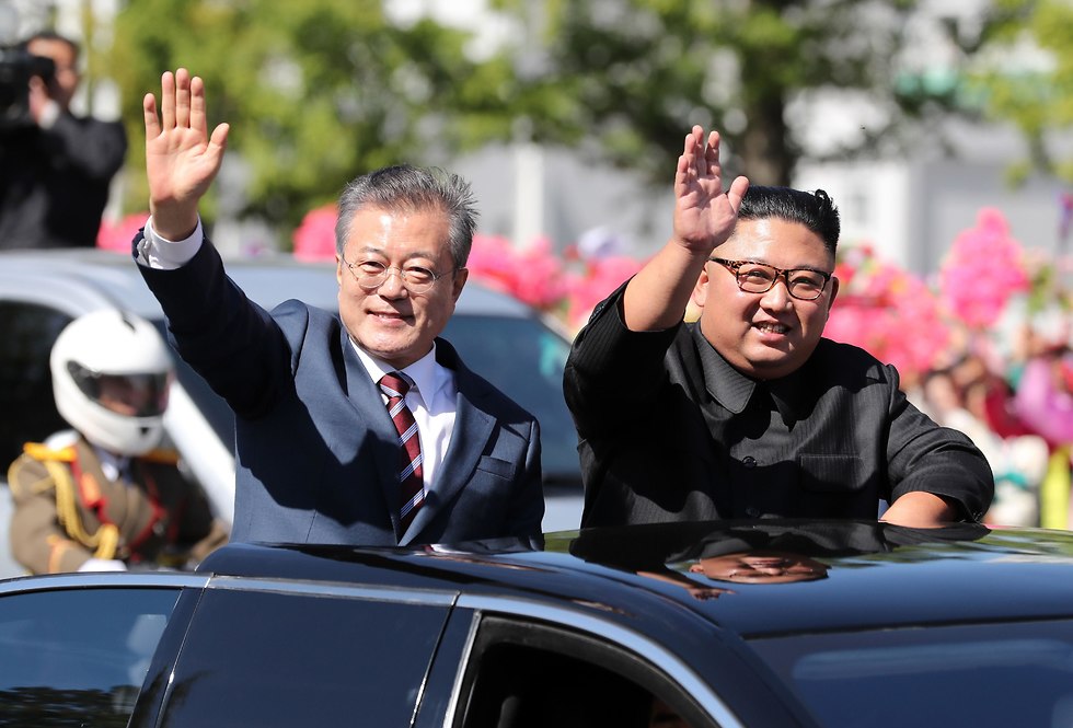 שליט צפון קוריאה קים ג'ונג און ונשיא דרום קוריאה מון ג'ה-אין בפיונגיאנג (צילום: AFP)