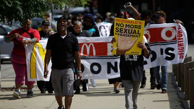 הפגנה של עובדי מקדולנד'ס בשיקגו (צילום: AFP)