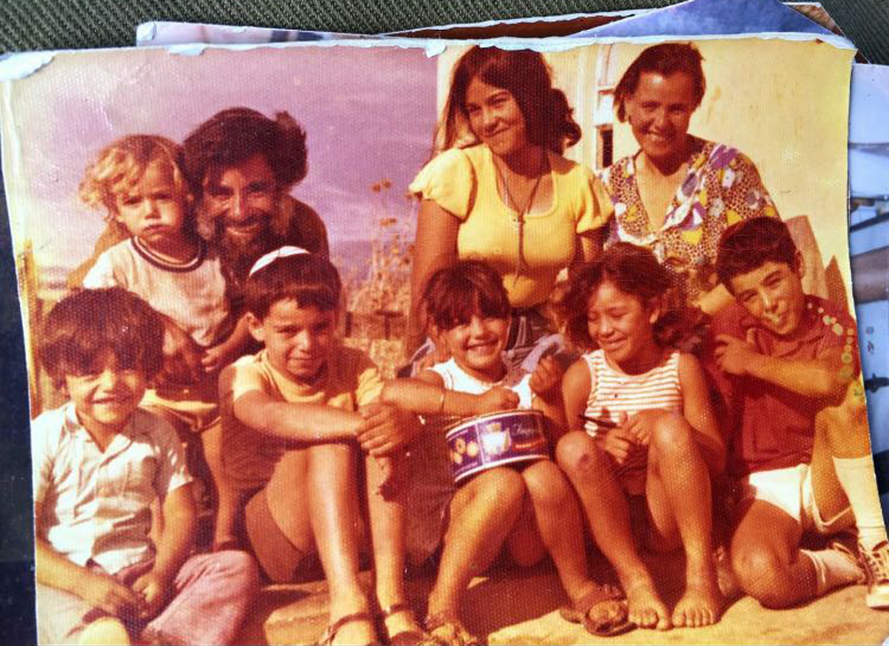 תמונת ילדות: ירדן (מלפנים, שנייה מימין) עם הוריה ושישה מאחיה. "לא היה חסר לנו כלום" (צילום: אלבום פרטי)
