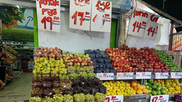 Цены на овощи и фрукты на рынке. Фото: Мейрав Кристал