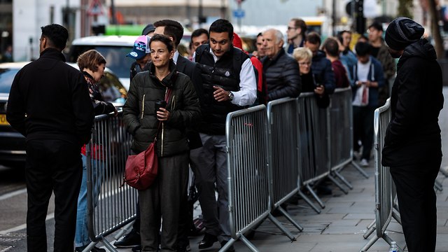 התור לחנות אפל בריג'נט סטריט, לונדון (צילום: Getty Images)