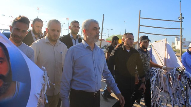Yahya Sinwar visiting Palestinian protesters at the Gaza fence 