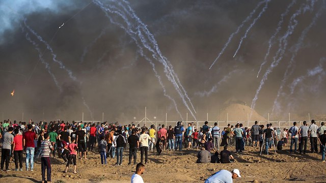 הפגנות התפרעויות פלסטינים גדר עזה (צילום: AFP)