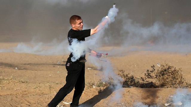 Palestinian rioting on border fence  (Photo: Reuters)