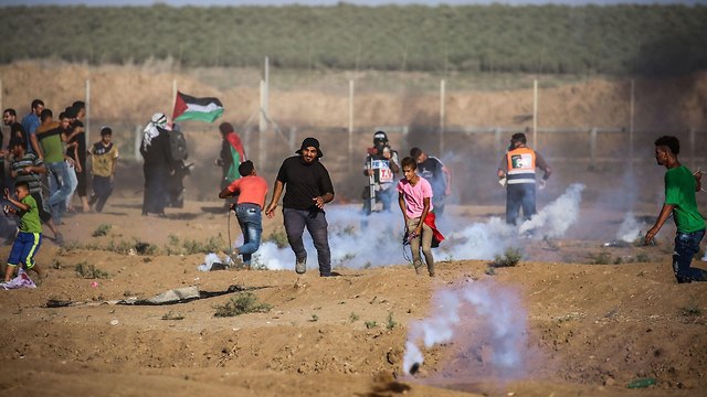 הפגנות התפרעויות פלסטינים גדר עזה (צילום: AFP)
