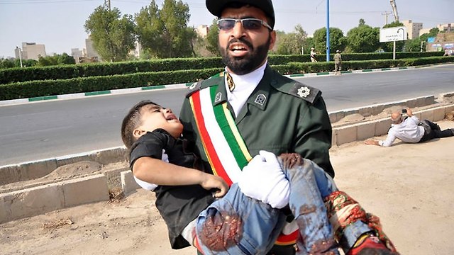איראן מצעד צבאי פיגוע ירי אהוואז (צילום: AP)