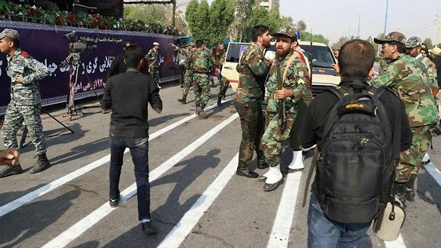איראן מצעד צבאי פיגוע ירי אהוואז (צילום: רויטרס)