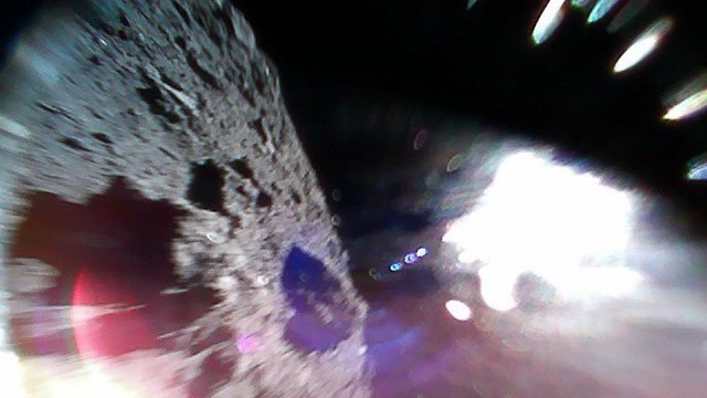 תמונה שצילם אחד הרוברים על האסטרואיד (צילום: סוכנות החלל היפנית, AP)