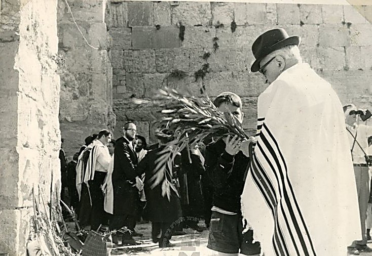 1968: מיליק בא-גד רוכש ערבות בחג הסוכות, הכותל המערבי, ירושלים (צילום: אלבום בא-גד שלום ויונה, ארכיון התצלומים, יד בן-צבי)