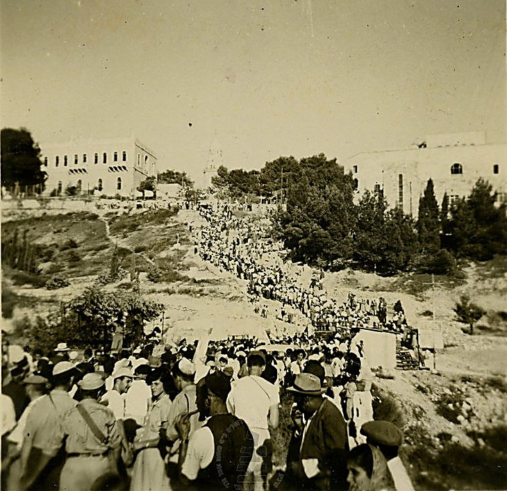 1952: נחשול של עולים לרגל ל"מעמד הקהל" בהר ציון שבירושלים (צילום: אלבום משפחת גודמן, ארכיון התצלומים, יד בן-צבי)