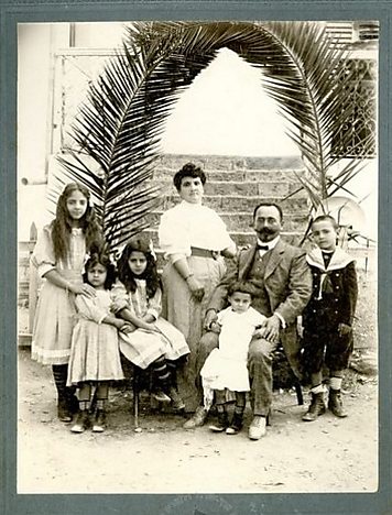 משפחת שמעון בן זאב, בפתח ביתם שבראשון לציון, בחג הסוכות של ראשית המאה ה-20 (צילום: אוסף שמואל בן זאב, ארכיון התצלומים, יד בן-צבי)