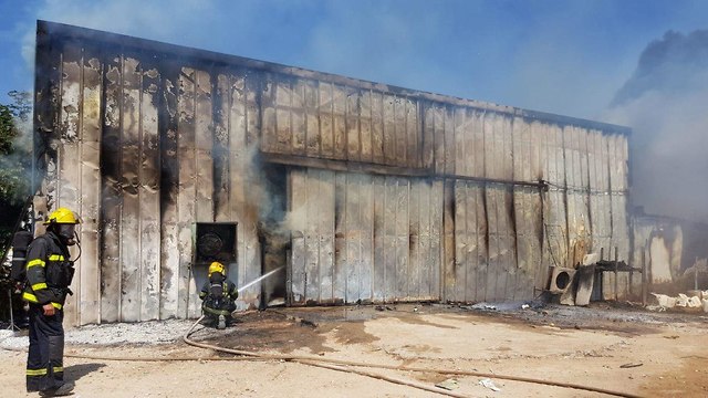 שריפה במחסן אתרוגים (צילום: דוברות כבאות והצלה)