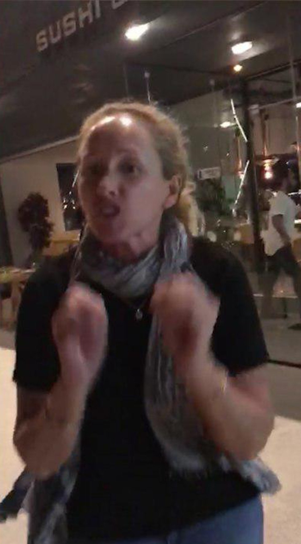 ישראלים הותקפו במסעדה ביוון ()