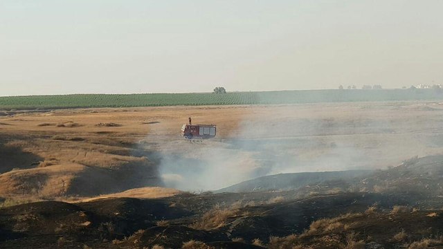 כיבוי שריפה מבלון בנחל גרר (צילום: כבאות והצלה לישראל מחוז דרום)
