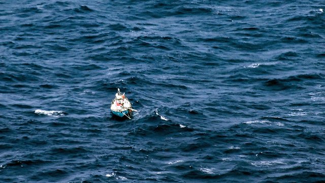 אבהילש טומי חולץ מהאוקיינוס (צילום: AFP)