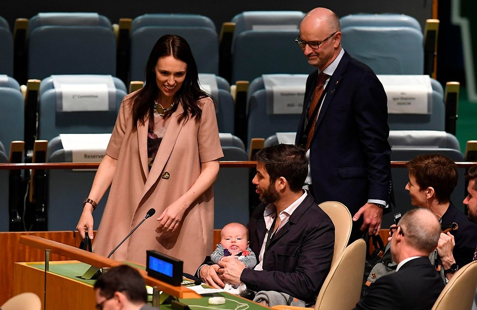 ראש ממשלת ניו זילנד ג'סינדה ארדרן וה תינוקת נב עצרת האו